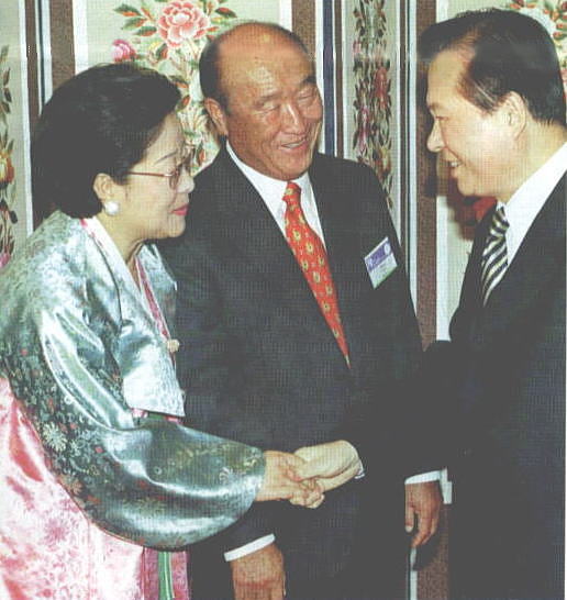 文鮮明師夫妻と握手する金大中大統領